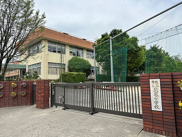 武蔵小学校まで　1270m　徒歩約16分●教育目標：心豊かに、他と関わりながら、たくましく生きる武蔵っ子の育成　