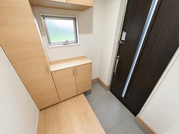 玄関横にシューズボックスがついているので、片付いた玄関がキープできます！
