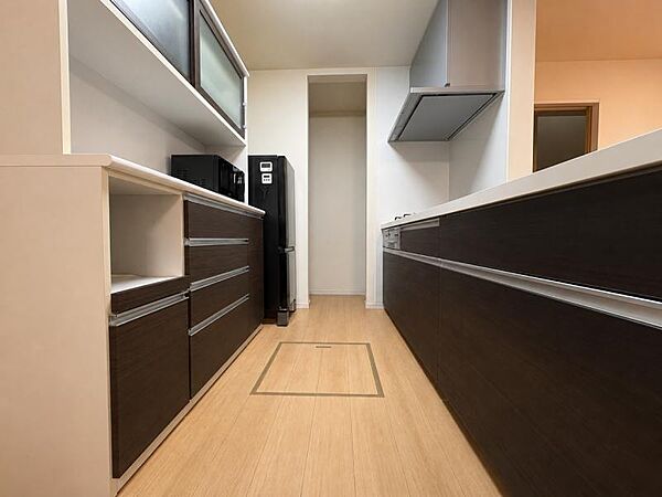 キッチン奥には食品ストックや調理器具、日用品などをたっぷり収納できるパントリー付き！