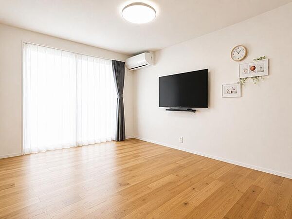 明るい日差しがたっぷり注ぎ込む開放的なリビングで、ゆったりとした時間が過ごせます。