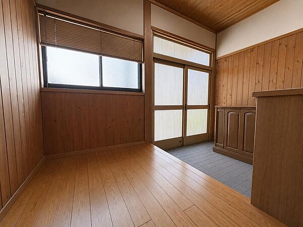 光が差し込む明るい玄関で家族の出入りも快適！靴箱も備え収納力も安心です♪
