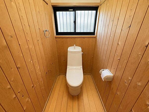 木のぬくもりを感じる温かみのある落ち着いたトイレです♪