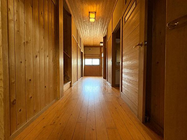 ゆったりとした奥行きのある廊下で、住空間を心地よくつないでいます♪