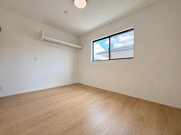 本棚を置いたり、くつろげるお部屋にしてくださいね♪※一部CG加工により残置物を除去しています。
