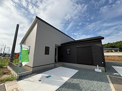外観:家族とのつながりを感じられるワンフロア設計。将来を見据えたバリアフリーにも対応しやすく、永く住み続けられる住まいです! 外観:家族とのつながりを感じられるワンフロア設計。将来を見据えたバリアフリーにも対応しやすく、永く住み続けられる住まいです!