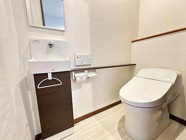 洗面台付きの清潔感のあるトイレ！タンクレストイレなので掃除もしやすいですね♪