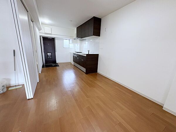 引き戸を開ければ、横の洋室と一体化して広々と使えるLDK。