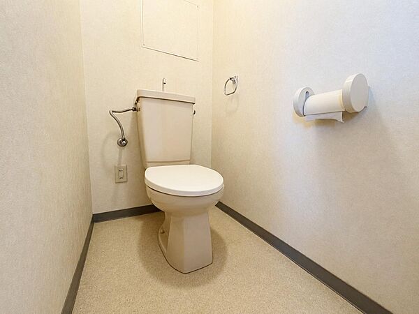 独立したトイレで気兼ねなく使える。明るく清潔感ある内装
