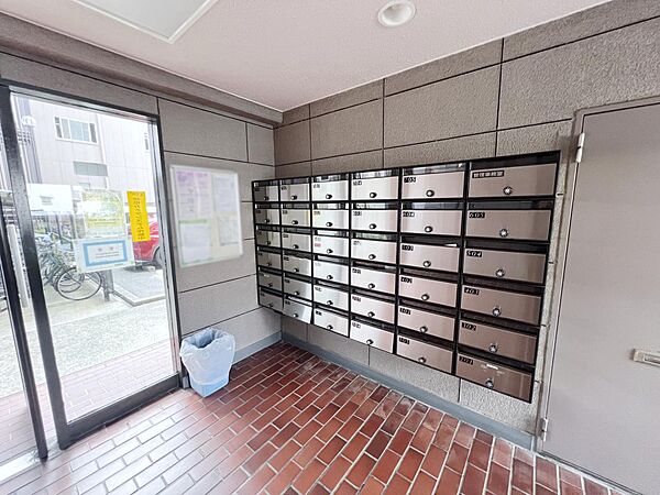 屋内の郵便受けで天候を気にせず利用可能。帰宅時の確認も便利。