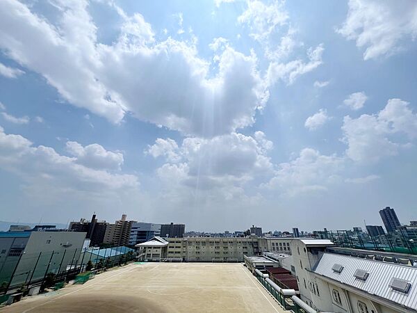 広い空と街並みを見渡す開放的な眺望。日差しも感じやすい住環境