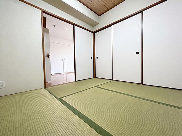 畳と木目天井が安らぐ和室。収納付きで多用途に使える空間です。