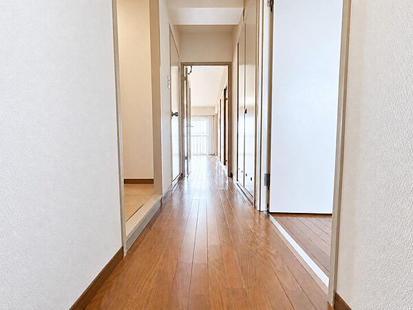 奥から光が差し込む明るい廊下。一直線の動線で移動もスムーズ。