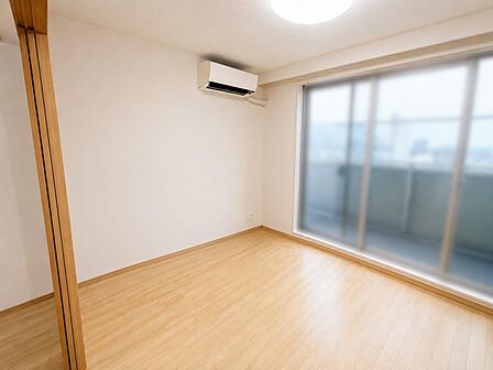 大きな窓から光が差し込み、明るく心地よい空間です。