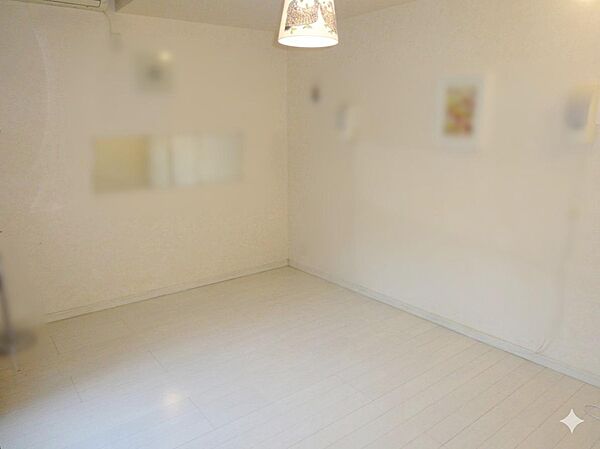 離れの洋室は、母屋と距離を置いた個室として使えます。
