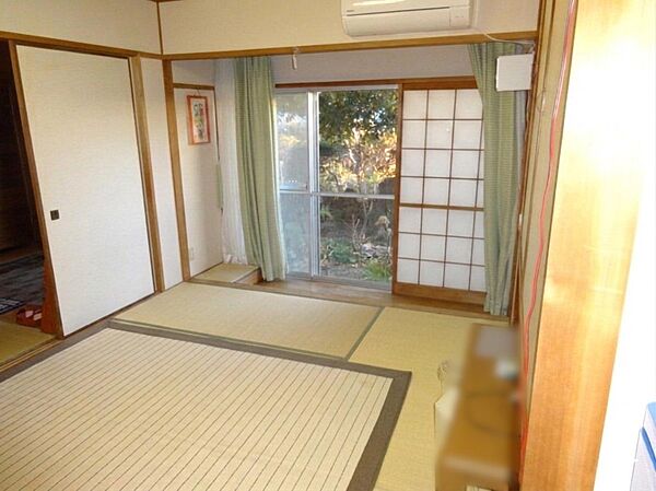 1階の和室は押入付きで、寝具なども室内に収納できます。