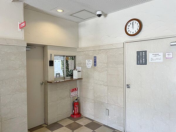 大理石調の上質なロビー。管理人常駐・防犯カメラ設置で安心。