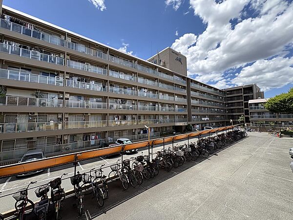 ゆとりある駐車場と駐輪場を完備。開放感ある大規模マンション。