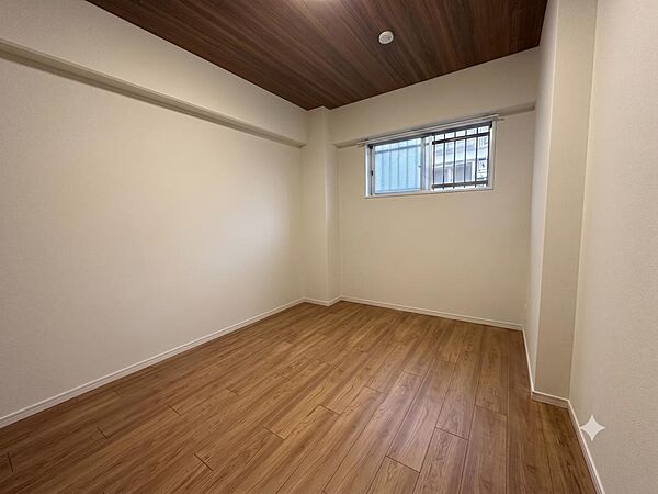 窓からの採光で明るい約5.7帖。寝室にも子供部屋にも使える。
