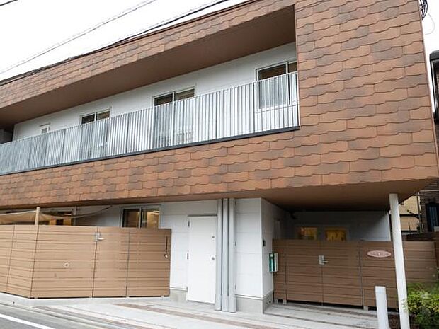 認可保育所。施設内には乳児室や遊戯室などが完備され、専門講師によるリトミックや体育など、多彩なプログラムを提供しています。