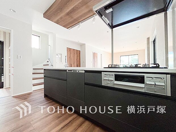 【Kitchen】長い時間滞在するキッチンだからこそ、食事の準備を楽しい時間に、忙しい時でもスムーズに無駄なく作業できる、お手入れも簡単にできるなど、毎日を楽しくするキッチンスペースに仕上げました。