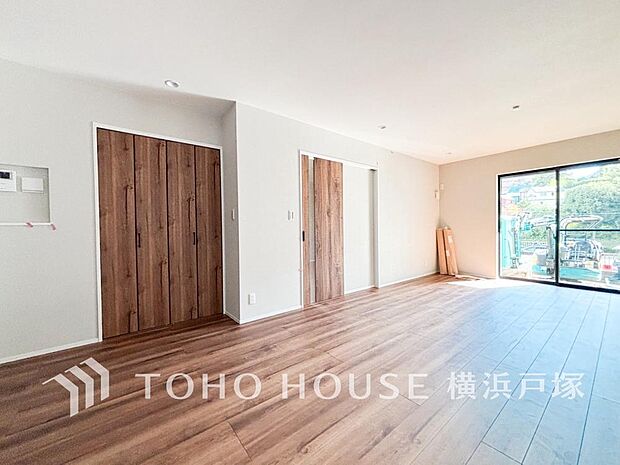 【Living room】光と風が溢れる開放的なリビングダイニングには自然と家族みんなが集まってきます。明るく穏やかな空気の中で飲んだり、食べたり、笑ったり。