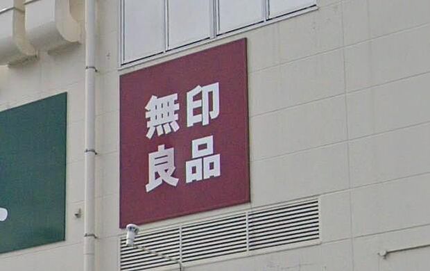 シンプルで洗練されたアイテムが揃う、暮らしのセンスを高める場所。大型家具の受け取りも可能で、日常に寄り添う一店です。