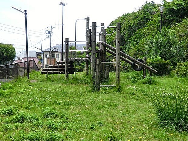 七里ガ浜二丁目公園(250m)住宅街の中にあり、地元住民の憩いの場として親しまれています。公園内には、子どもたちが楽しめる遊具が設置されており、近隣の家庭や親子連れに利用されています。
