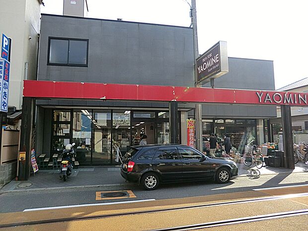 フレッシュストア ヤオミネ(1800m)ジャズの流れる店内と、毎週日曜日の朝市、ポイント7倍デーなどの特典が魅力です。