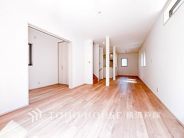 「Living room」光と風が溢れる開放的なリビングダイニングには自然と家族みんなが集まってきます。明るく穏やかな空気の中で飲んだり、食べたり、笑ったり。