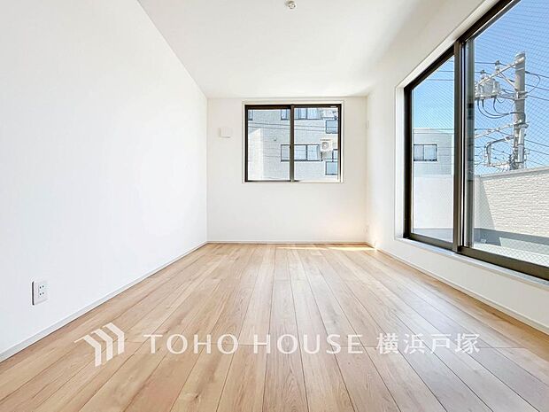 「Room」大きな窓からは快適な光を取り入れ、通気性能を上げる事で居心地の良い空間を演出します。多くの時間を過ごす住まいだからこそ、いつも快適な場所であるように心掛けています。