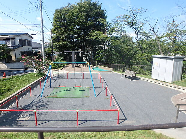 住宅街の一角にあるきれいな公園。小さな公園ですが、ブランコ、鉄棒があり、木陰で休めるベンチがあります。
