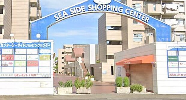 海の風を感じながら歩ける並木の商業エリア。どこか懐かしさを感じる路地と個性豊かな店々が、日常にちょっとした非日常を添えてくれます。