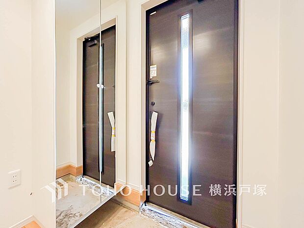 【Entrance】清潔感溢れる玄関がお出迎えする本邸宅の物語は、ここから始まる日常を期待させます。この場所には「希望」と「優越」で包み込んでくれる「特別」な空間があります。