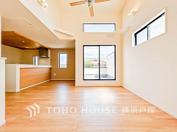 【Living room】明るく開放的な空間が広がるLDK。室内には豊かな陽光が注ぎ込み、爽やかな住空間を演出。ホームパーティーでもゲストと一緒に料理を楽しみながら楽しい時間を過ごせそう。