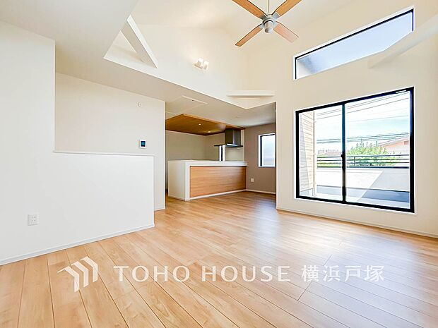 【Living room】柔らかな色合いのフローリングと清潔感の溢れるクロスが明るい空間を創り出しているリビングダイニング。憩いの場に相応しく、ここで楽しむ家族の時間が絆をより深めてくれそうです。