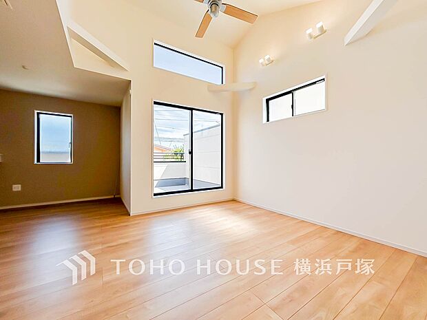 【Living room】広々としたリビングダイニングは、シックでモダンな内装。落ち着いた雰囲気に包まれて、伸びやかな空間の中で、ゆったりと家族団らんのひとときを過ごせます。