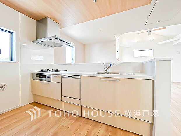 「Kitchen」手元の収納から、足元の収納までが全てスライド式で、奥のスペースまで有効に活用できます。奥まで上から見渡せるので、たまにしか使わない調理器具もサッと取出せます。1号棟