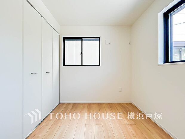 【Room】1日の疲れを癒し、心地よく寛げるようゆったりとした広さを確保しています。プライベートタイムをより優雅に穏やかに…。落ち着いた雰囲気を紡ぎます。