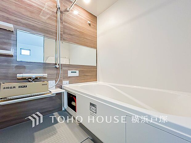 【Bathroom】上質が感じられるカラーリングで、清潔な空間美を実現。一日の疲れが癒される優雅なバスタイムを堪能できるゆとりあるバスルームです。