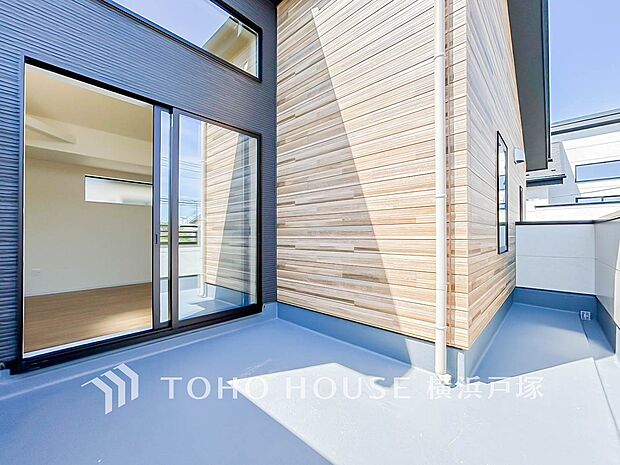 【Balcony】広いバルコニーは、暮らしの中での光と風を演出してくれています。見事なまでの開放的な空間をお楽しみください。