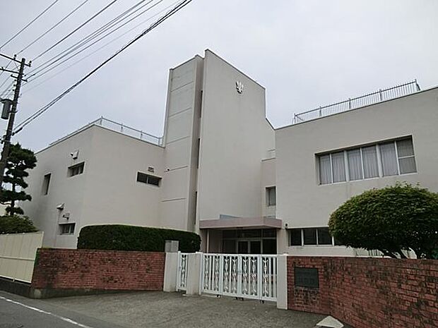 子どもたちにふさわしい環境を提供し、心身の健全な発達と自主自律の精神の芽生えを促すことを目的としています。特にモンテッソーリ教育を取り入れています。