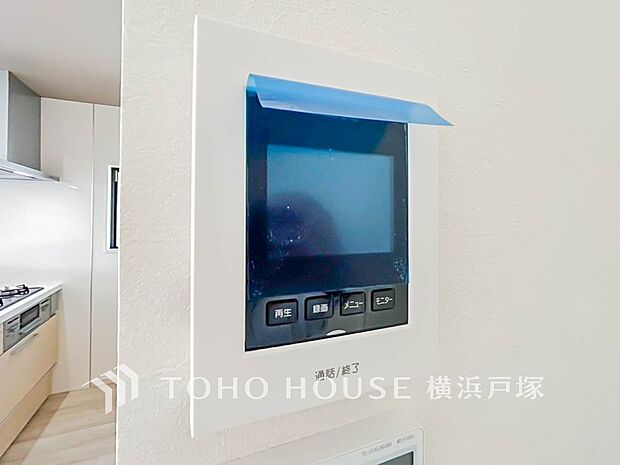 【TVモニタ付きインターホン】訪問者を玄関まで行かずに確認できます。嫌な訪問者と直接接触しないためトラブルを避けられます。