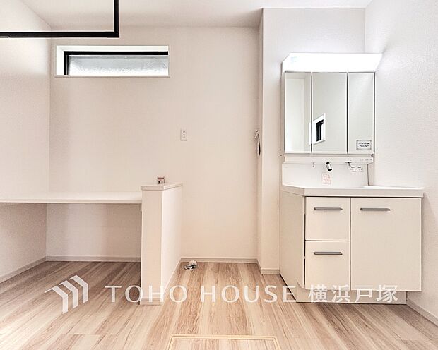 「Powder room」平日の朝であっても、落ち着きとくつろぎを感じられる。歯磨き粉が行方不明になるようなごちゃごちゃ感も解消。コーディネートされた空間で身だしなみを整えられます。(写真1号棟)