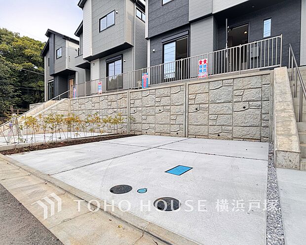 「Car space」ゆったりとした駐車スペースを確保いたしましたので、大きめのお車でも駐車可能です。自転車やバイクなど、ゆとりのある敷地で置き場所に困ることはないでしょう。(写真1号棟)