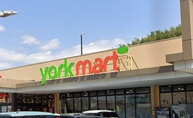 新鮮な食材と選びやすい売場構成が魅力のスーパー。日常をちょっと豊かにしてくれる品揃えで、毎日の食卓がもっと楽しくなるお店です。