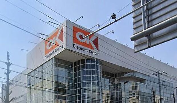 高品質な商品を低価格で提供する、賢い買い物の味方。シンプルで清潔感のある店内に、家計にやさしいアイテムが整然と並びます。