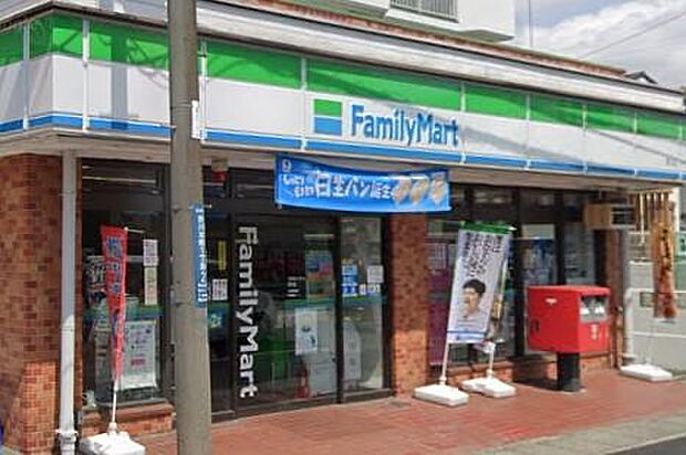 生活のリズムに自然と溶け込む、頼れる存在。買い物はもちろん、休憩やスイーツタイムにもぴったりな、日常にやさしい一軒です。