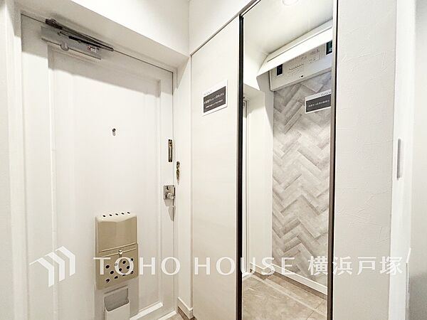 【Entrance】帰るたびに心がほどける、洗練と温もりが調和する空間。家族とお客様を心地よく迎えます。