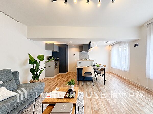 【Living room】ご家族やお客様との時間等、多くの時を刻む空間。何気なく過ぎる時でさえも上質な一時となる快適な空間を。