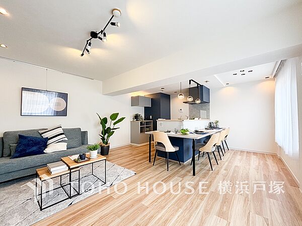 【Living room】ここにはみんなが集い、食事と楽しい会話が始まる。話に夢中になりすぎて、ついつい時を忘れてしまう。そんな束の間の幸せを感じさせてくれる場所。
